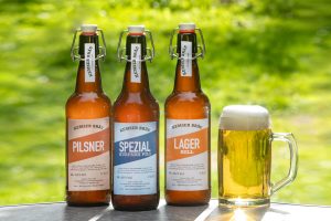 Kemser Bräu in 3 Flaschen und ein Krug, gefüllt mit Bier. Lager hell, Pilsner und Spezial Kurpark Pils